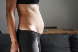 J’ai le ventre gonflé et dur comme une femme enceinte : que faire ?